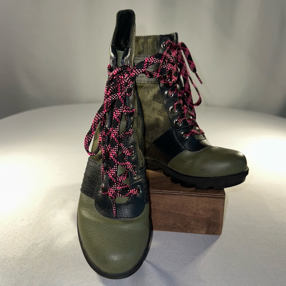 Sorel • Camouflage Green and Black Hidden Wedge Ankle Boots Camo Pink Laces Sz 4